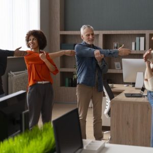 Exercícios de ginástica laboral para Maio Amarelo: como conectar movimento e consciência no trânsito